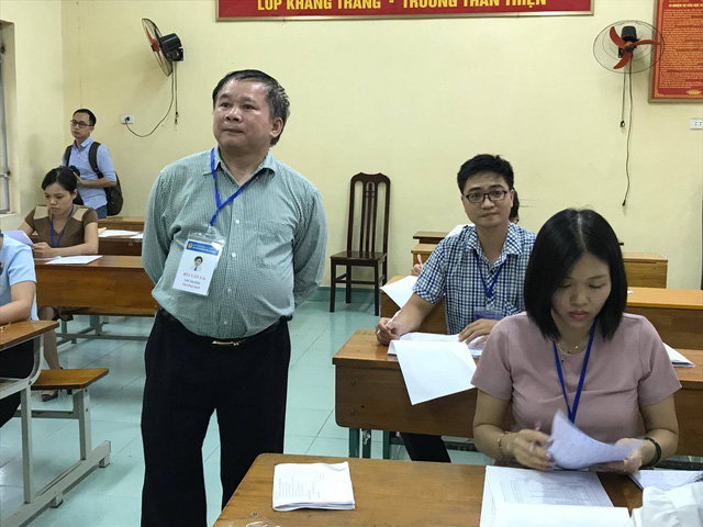 
Thứ trưởng Bộ GD&ĐT Bùi Văn Ga kiểm tra công tác chấm thi tại tỉnh Hưng Yên chiều ngày 29/6.
