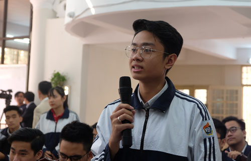 Học sinh trường THPT Việt Đức hỏi về bản chất kỳ thi THPT quốc gia và lý do đề thi năm thì dễ năm lại khó. Ảnh: Quỳnh Trang.