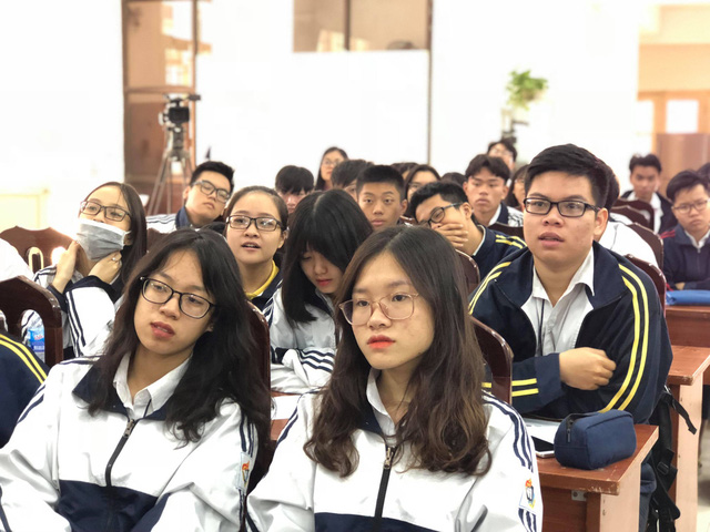 
Học sinh trường THPT Việt Đức Hà Nội nghe tư vấn tuyển sinh năm 2019
